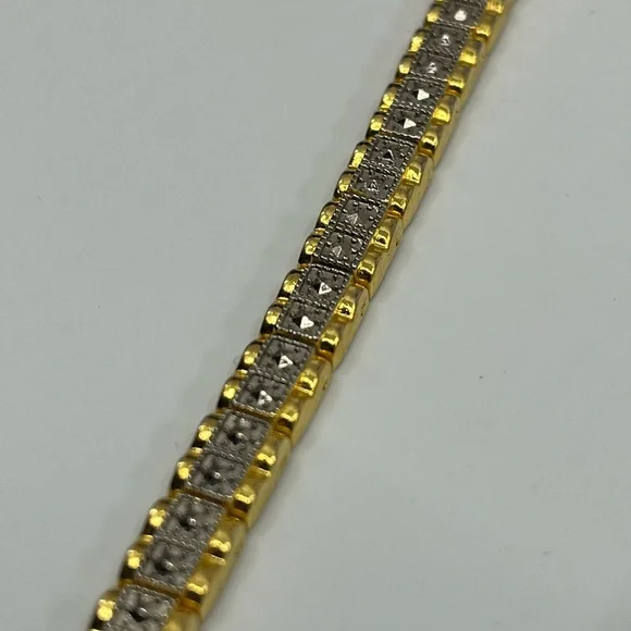 Vintage Gold Tone Bracelet with Intricate Detailing - Picture 5 of 16